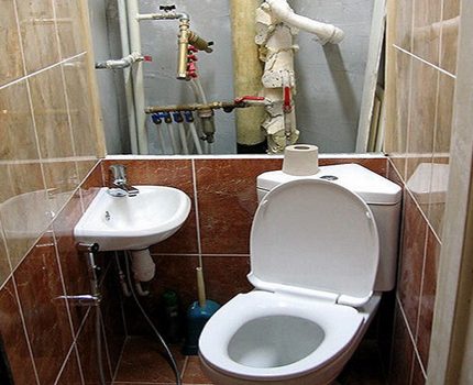 Toutes les communications sont situées le long d'un mur.