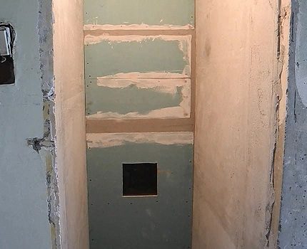 La boîte est recouverte de plaques de plâtre