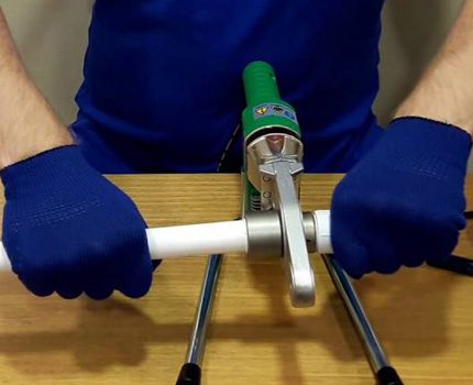 Gants pour souder des tuyaux en polypropylène avec du fer Des gants résistants à la chaleur protègent les mains