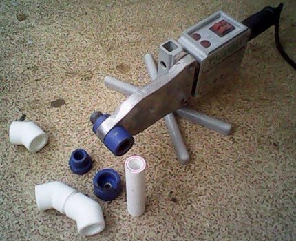 Les spécificités du soudage des tuyaux en polypropylène avec du fer Le plastique collant doit être retiré.