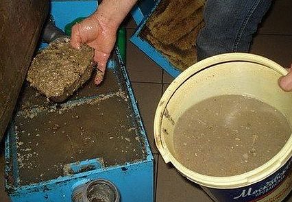 Limpando o coletor de graxa cheio Limpando o coletor de graxa cheio