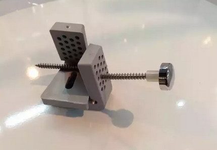 Fixadores para montagem lateral