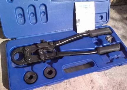 Tool for fitting plastic pipe fittings Crimping pliers