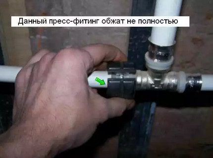 Encaixe de prensa incompletamente comprimido Encaixe de prensa incompletamente comprimido