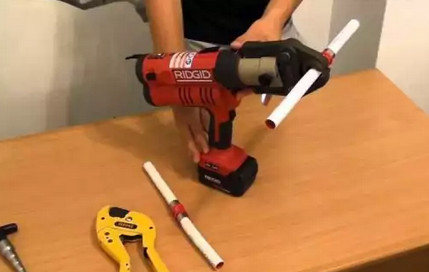 Press pistola no trabalho Press pistola no trabalho