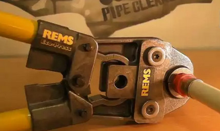 Ferramenta de crimpagem durante a crimpagem Ferramenta de crimpagem durante a crimpagem