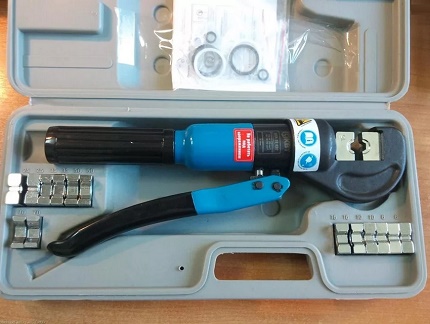 Alicates de prensa hidráulica em uma caixa Alicates de prensa hidráulica em uma caixa