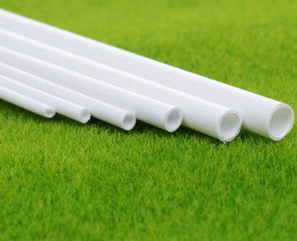 Tubes en plastique de différents diamètres