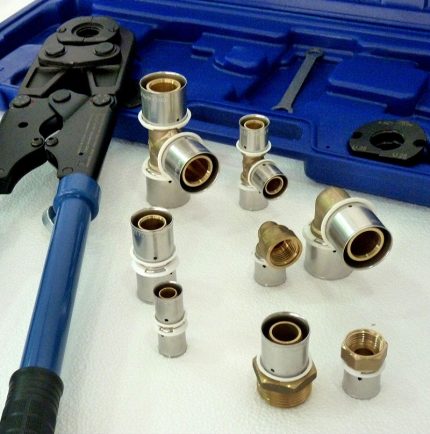 Fittings for assembling a plumbing system from plastic pipes Fittings for metal
