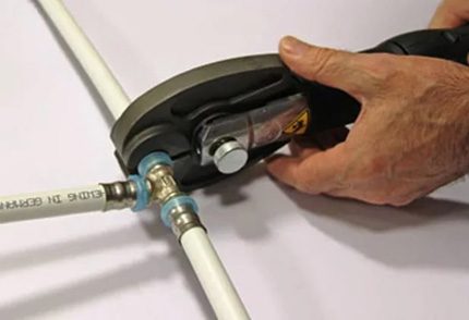 Sertissage précis avec une pince