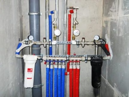 Tuyaux dans les toilettes