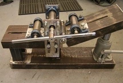 Profilrohrbiegemaschine an einem Wagenheber Profilrohrbiegemaschine an einem Wagenheber