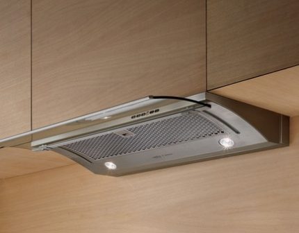 Un filtre à graisse au charbon est situé à l'intérieur de la hotte Filtre à graisses