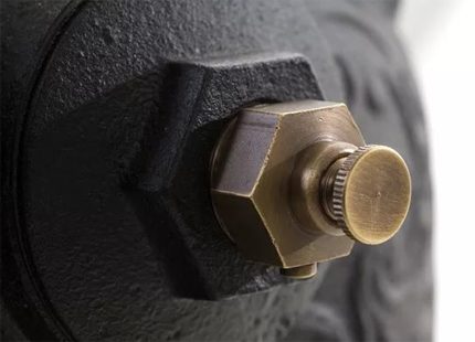 Aküye bir havalandırma deliği takma Aküye bir havalandırma deliği takma