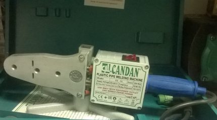 Utilitaire et outils pour travailler avec des tuyaux en polymère Fer turc par Candan