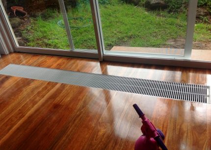 O dispositivo montado no chão é capaz de criar uma cortina térmica eficaz Convector incorporado