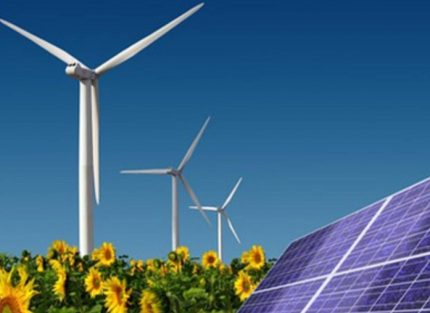 Combinaison de panneaux solaires et d'éoliennes