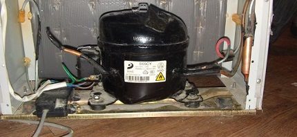 Eski bir buzdolabı kompresör Eski bir buzdolabı kompresör