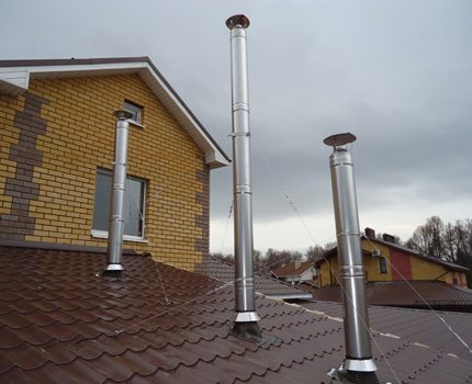 Özel bir evin kazan dairesinde baca