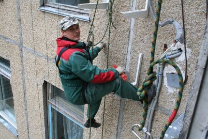 L'installation de la verrière peut être confiée à des spécialistes Fixation de la visière