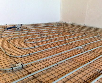 Les colliers de fixation fixent de manière fiable les tuyaux Fixation des pinces sur un site