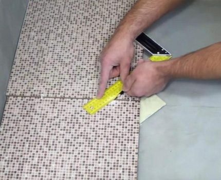 Pose de carreaux en tenant compte du siphon de sol Pose correcte des carreaux