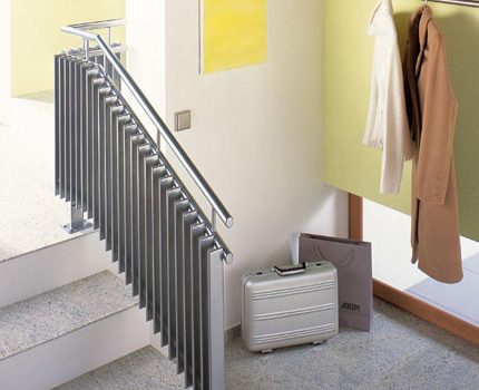 Batteries en acier en forme de rail