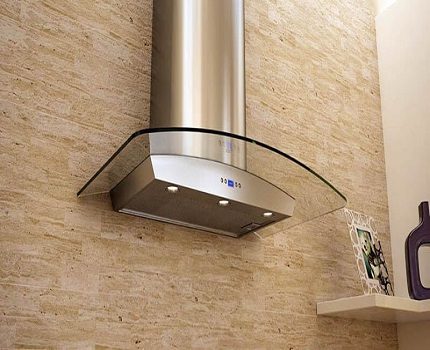 Die Haube mit einer Glasvitrine ist teuer Beispiel einer Glashaube