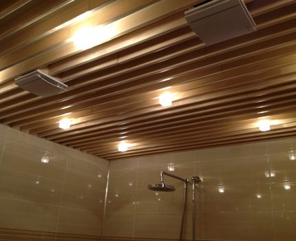Plafond dans la salle de bain