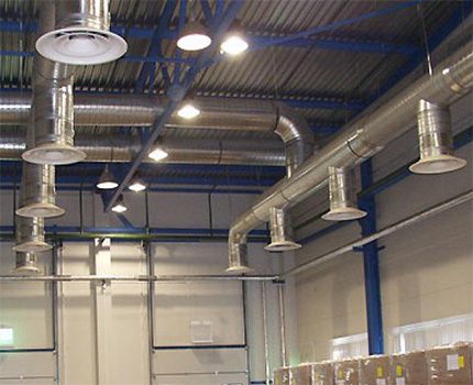 Condutas de escape no dispositivo de ventilação do armazém Sistema de exaustão sob o teto do armazém