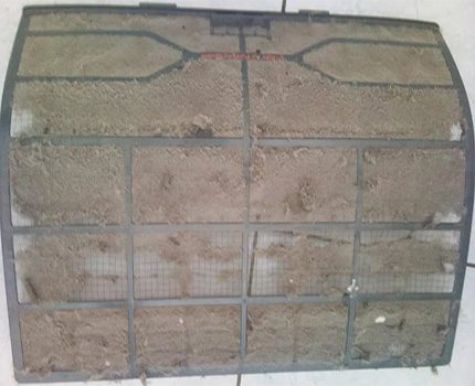 O filtro está entupido de poeira. Filtro de ventilação sujo