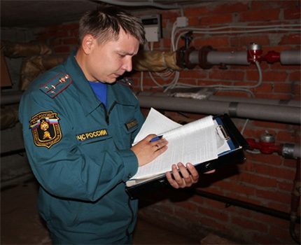 Inspetor de vigilância de incêndio na verificação do armazém Inspeção da instalação pela inspeção de incêndio