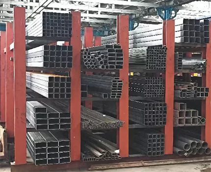 Ventilação em um armazém de metal Prateleiras com tubos de perfil