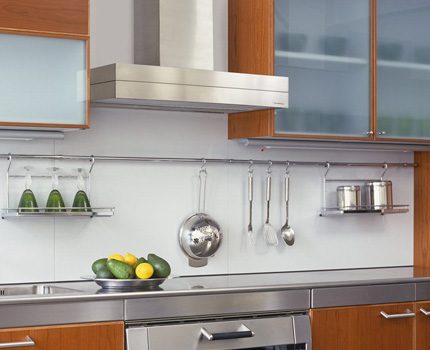 La distance entre la hotte et la cuisinière électrique