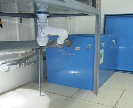 Le bac à graisse est facile à nettoyer après le remplissage Un piège à graisse est particulièrement nécessaire dans les cuisines des cafés et des restaurants