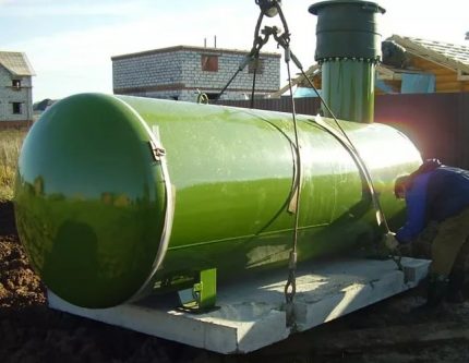 Installation d'un modèle horizontal d'un réservoir de gaz avec une dalle de béton Réservoir de gaz horizontal Kadatec