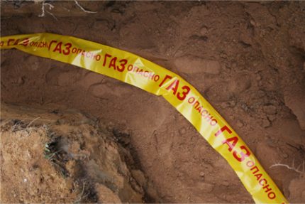 Règles et caractéristiques d'une installation clé en main de réservoir de gaz Ruban de signalisation sur le gazoduc