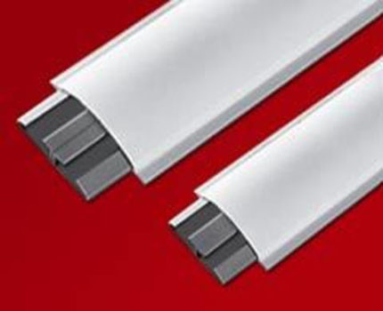 Plinthes passe-câbles avec joints en caoutchouc