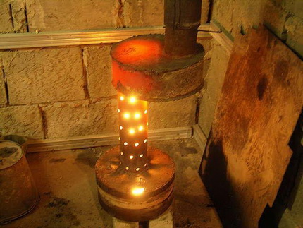 Selbstgemachter Zweikammerkessel beim Training Trainingsofen