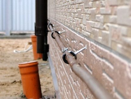 Tuyaux de gaz le long du mur