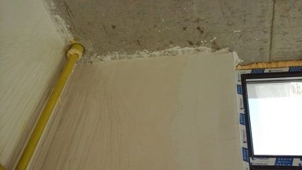 Tuyau de gaz dans le mur