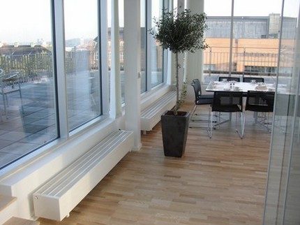 Büyük pencereli bir odayı ısıtmak için 2-3 konvektör gerekecektir Oda etrafına konvektör montajı