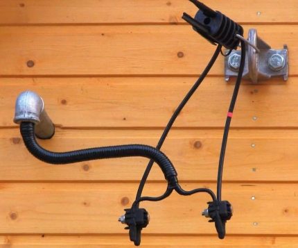 Entrer le fil dans le mur de la maison