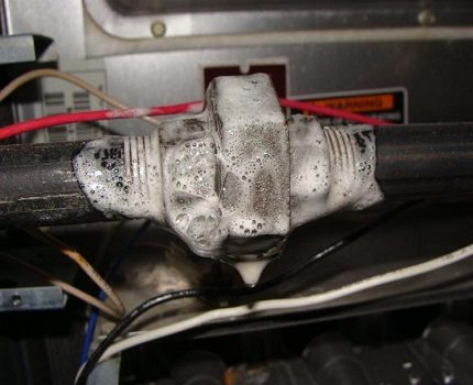 Die Seifenlösung hilft dabei, die Qualität der durchgeführten Verbindung zu überprüfen Überprüfen Sie die Verbindung mit Seifenschaum