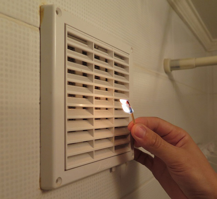 Vérifier le brouillon en brûlant une allumette Le feu n'est pas le meilleur moyen de tester la ventilation.