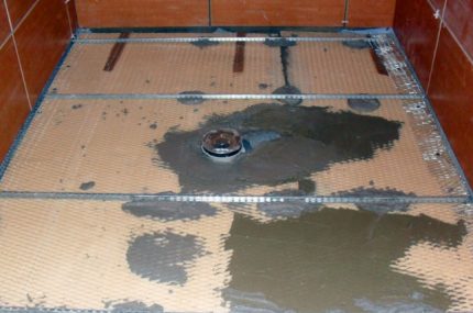 Le mélange de ciment est appliqué uniformément. Remplissage de ciment