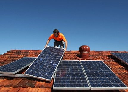 Installation d'un générateur solaire sur le toit