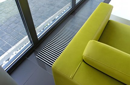 Convectores de água são adequados para instalação em salas com vidros duplos Convectores de piso de água com filtros integrados