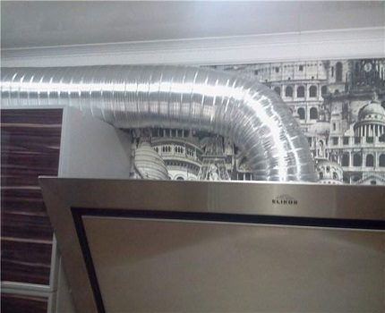 Anschließen des Geräts an die Lüftung Abluftkanal