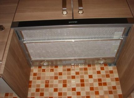 Exaustor embutido na cozinha Benefícios dos exaustores embutidos